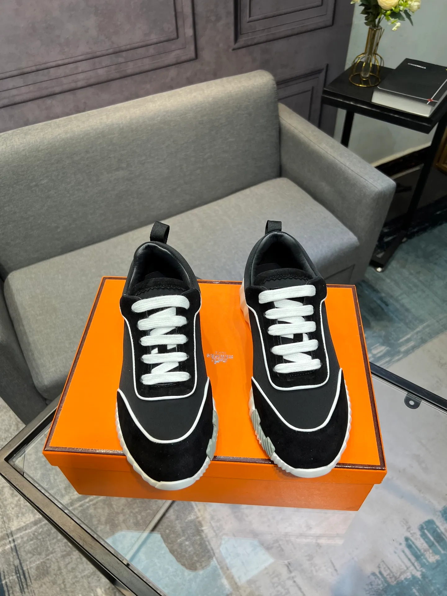 Men's shoes 💰660 Exclusive real shot (top version) Hermes new autumn and winter sports shoes. One of the most comfortable shoes from Hermes. Very light on the feet and good-looking. You will not be tired even if you go shopping. The overall suede feels very good. It is very beautiful and versatile. Very light and comfortable. Fabric: Imported high mercerized sheep/original single rain velvet. Lining: Imported silk sheepskin for the lining insole. Outsole: Seamless combination of IP+TPU (multi-color letters) German technology irradiation machine Size: Male 39-46 (Male 38 45 46 customized) Top quality, simultaneous full set of packaging